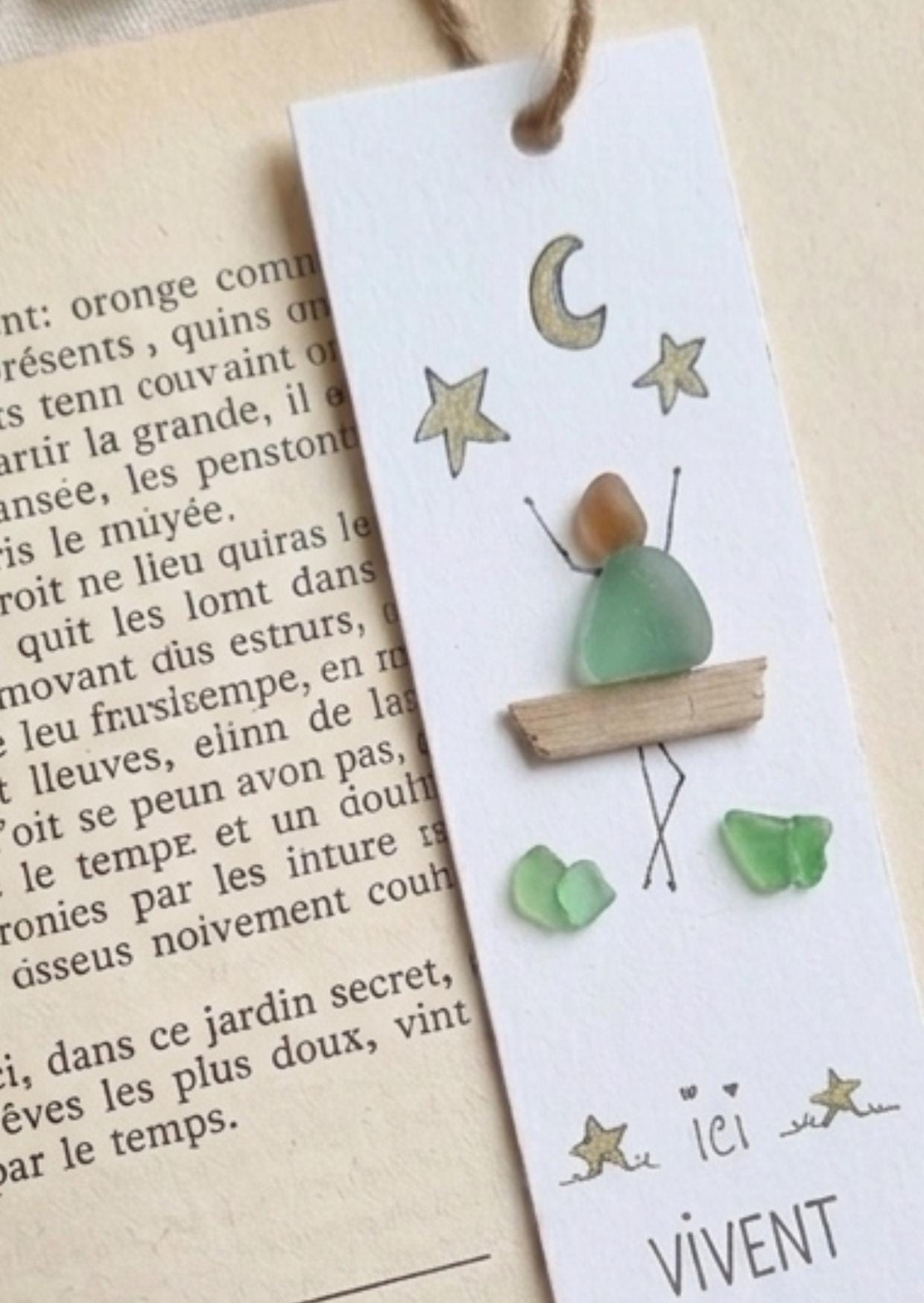 Marque-page personnalisé en verre de mer et bois flotté | Cadeau lecteur fait main | Signet artisanal Ici vivent les rêves - Image 5