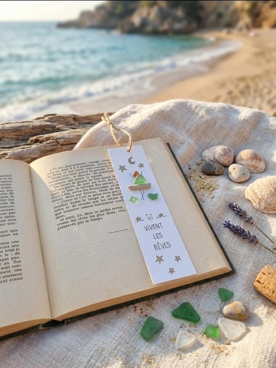 Marque-page personnalisé en verre de mer et bois flotté | Cadeau lecteur fait main | Signet artisanal Ici vivent les rêves