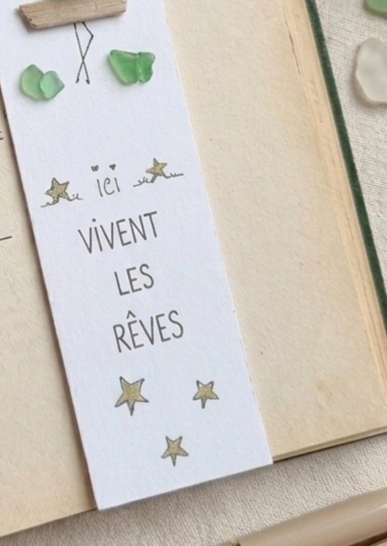 Marque-page personnalisé en verre de mer et bois flotté | Cadeau lecteur fait main | Signet artisanal Ici vivent les rêves - Image 4