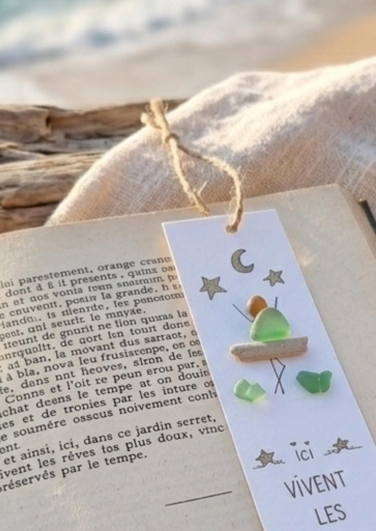 Marque-page personnalisé en verre de mer et bois flotté | Cadeau lecteur fait main | Signet artisanal Ici vivent les rêves - Image 2